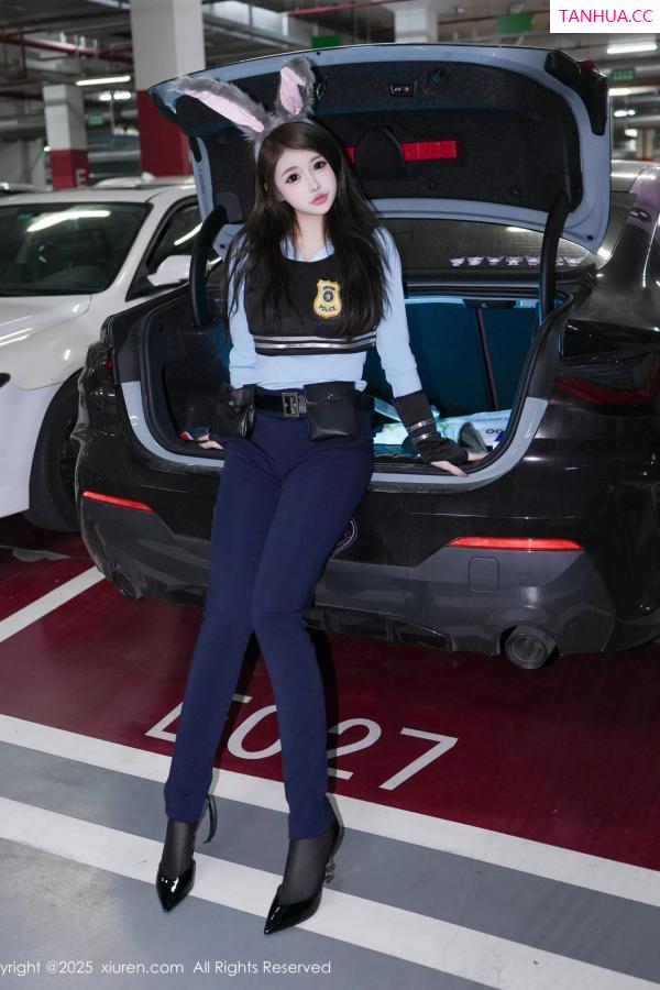 甜妮  [XiuRen]高清写真图 2025.04.16 No.10158 甜妮 制服诱惑第10张图片